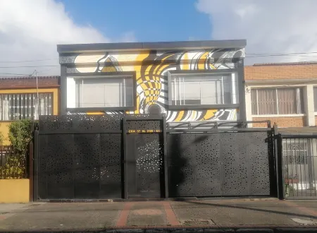 Next Door Отели рядом с достопримечательностью «Библиотека Луиса Анхеля Аранго»