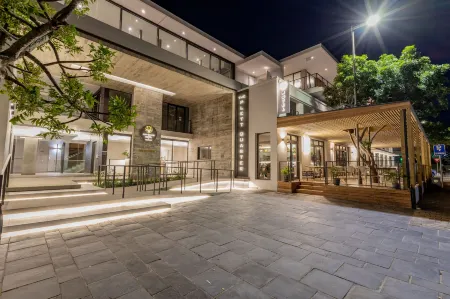 Plett Quarter Hotel - Lion Roars Hotels & Lodges Отели в г. Битоу