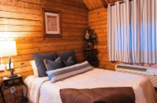 lakeside 3: Charming 2-bedroom cabin with AC and WiFi in peaceful Solgohachia