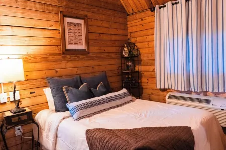 lakeside 3: Charming 2-bedroom cabin with AC and WiFi in peaceful Solgohachia