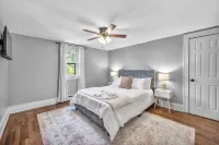 Spacious Tudor Retreat for Families & Friends, 9BR, Sleeps 24