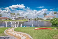 SUPERB! LOCATION! 1 BLOCK 2 FISH VILLE MODERN HOME-HEATED SALT POOL-SPA-E BIKES