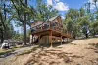Cozy Cabin on the Cove - Lakefront with Private Dock