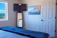 Winery Ranch Bungalow, Romantic Getaway with Private Hot Tub!