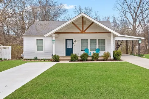 2 Bedroom with Office Space Close to Downtown