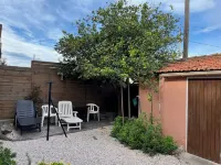 Quietly Situated Vacation Home with 4 Rooms and 2 Bathrooms Close to the Beach. Hotels near Plage de l'Ayguade