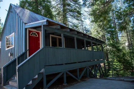 China Alley Cabin C: Cute & Cozy Cottage w/ Deck