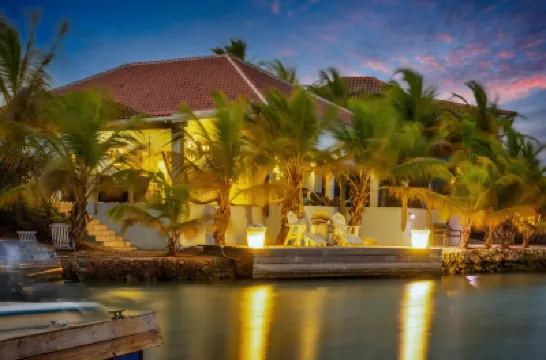 Caribbean Lofts Villa - Waterfront with private pool and dock Hotels in 