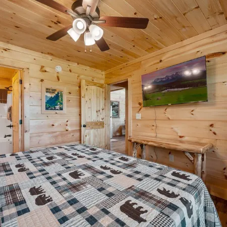 Hot tub cabin with fireplace, Smoky Mountain views, pet friendly, 10 min to Park