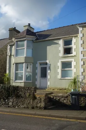 Cosy Home from Home close to Beautiful Benllech Beach - Child and Pet Friendly Отели в г. Лланфэр-Матафарн-Эйтаф
