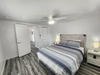 Lake Front, Family fun- Sleeps 8, Newly modern remodeled 3bed/2bath private dock