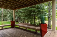 Luxury 3 bedroom + loft located on Dollar mountain in Elkhorn w/ pool & hot tub