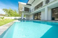 AG36 4-bdrm house w/ pool, central AC, & WiFi in the heart El Sunzal, Surfcity.
