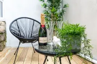 Stylish 2 bed town centre apartment with private parking