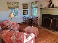 Charming Farmhouse Cottage with Mountain Views