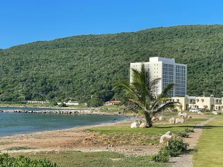 C-Vue Villa (Pool  AC  Gated  Sea Front )