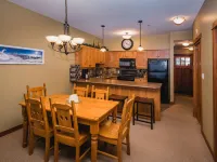 Ski in Ski out condo with private Hot Tub backing on Golf course. 2 bed 2 bath. Hotels in Sun Peaks