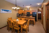 Ski in Ski out condo with private Hot Tub backing on Golf course. 2 bed 2 bath.