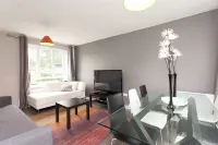 Comfortable contractor/family house Gatwick: sleeps 6+