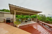 Lake Travis Oasis, Pool, Hot Tub, Lake Views, Near Marinas & Austin!