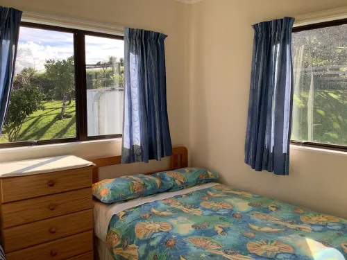 Waterfront Cottage Parua Bay. Beaches, mountains.Walking distance to shops Hotel a Parua Bay