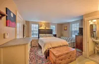 1860 6 Bedroom Farmhouse with Hot Tub Close to Sunday River Các khách sạn ở Rumford