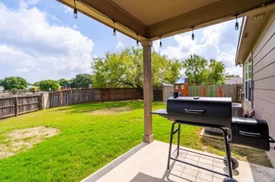 Cozy and Elegant 3 bed/2 bath/ neighborhood pool Hotel dekat Stapleton Park