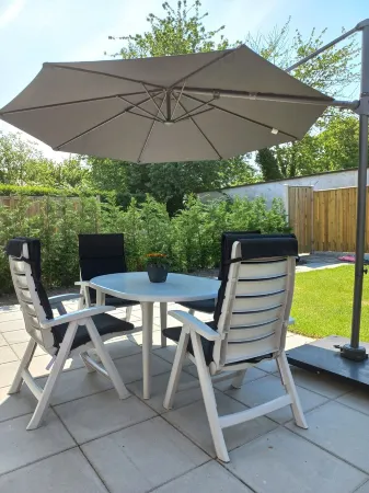 Nette vakantie woning met tuin en terrassen midden in het dorp