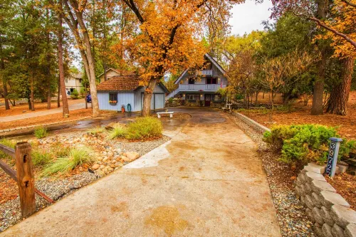 Yosemite Mountain Chalet with private sauna, decks, fireplace, air hockey & WiFi
