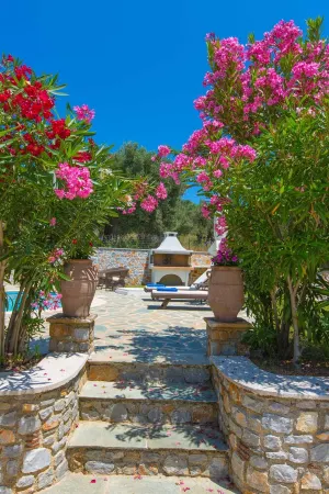Luxurious and family friendly villa with large private pool 5 mins from Skiathos