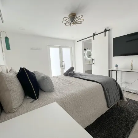 Luxury 5 Bedroom Home, 3 Minute Walk from the Beach