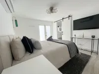Luxury 5 Bedroom Home, 3 Minute Walk from the Beach - 廚房