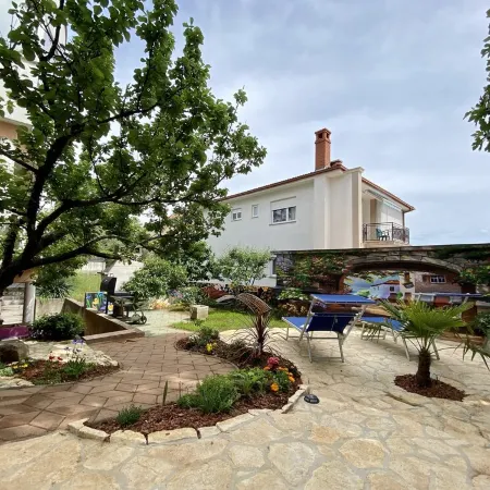 Apartment Didi with private garden, close to the center, family-friendly
