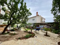 Apartment Didi with private garden, close to the center, family-friendly