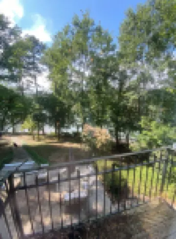 Peaceful waterfront lake living!