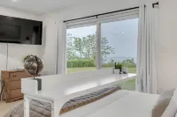 Charming Lakeside Breeze By The Lake
