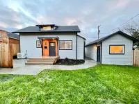 Charming 3BD Cottage with Garage, AC, Fast Wi-Fi Hotels near Tacoma Buds & Blooms