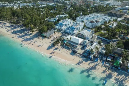 Beachfront Condo, 2 Pools & Private Beach Access, Sleeps 8 Guests