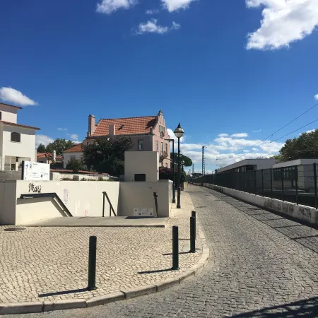 Comfortable, sunny & cozy near the beach and close to Lisbon Отели рядом со станцией Monte Estoril