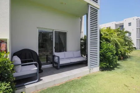 Modern 2 bed in West Bay with pool and gym Отели рядом с достопримечательностью «TURTLE LAGOON»