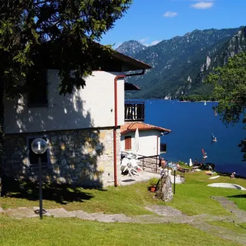 Directly on the lake with panoramic views