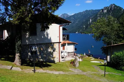 Directly on the lake with terrace
