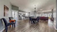 Spread out - Renovated 5BR+Loft, Sleeps 12+ Hotels near SciTech Hands On Museum