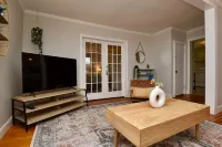 Walk Everywhere! Location Between Broadway and Racetrack