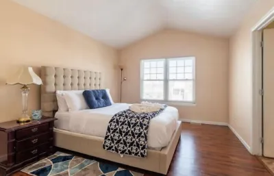 Home close to the Airport, shops and restaurants. Hotels near High Line Canal Trail East Start