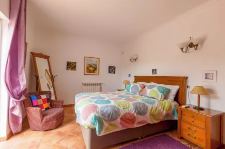 Beautiful, spacious villa with solar pool & games room Отели рядом с достопримечательностью «Quinta do vale»