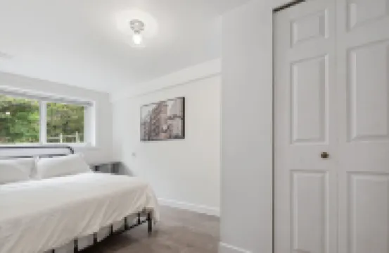 2 Bedroom suite with hot tub! Minutes to local attractions, trails and dining