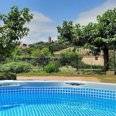 House in a quiet area with views of the old town of Pals