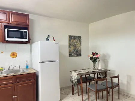 Cozy 2-bedroom Apartment in Venetian Road Отели в г. Венешиан Роуд Сетлемент