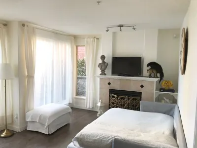 Charming Apartment near the Sea Wall Hotels in Mount Pleasant
